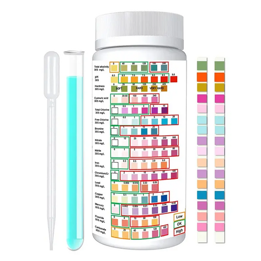 Kit de test d'eau MadaTex comprenant bandelettes réactives, échelle de couleurs, pipette et tube, permettant l'analyse de 16 paramètres tels que pH, chlore, métaux lourds, dureté,